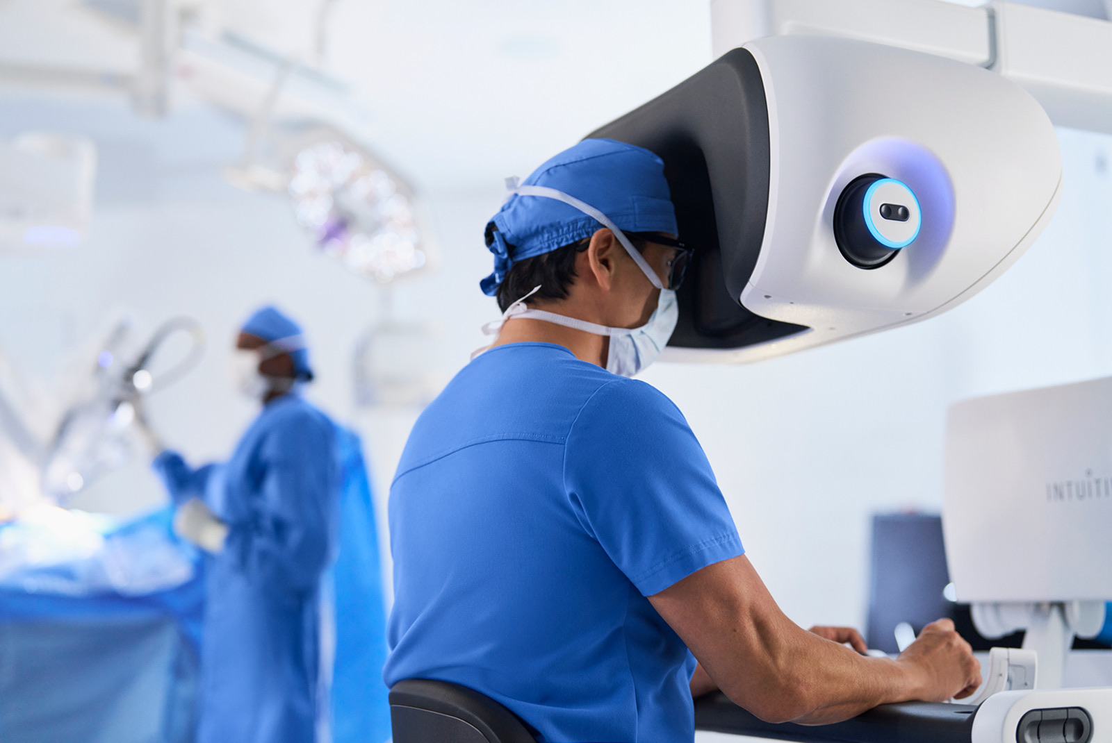 Surgeon using da Vinci 5 system